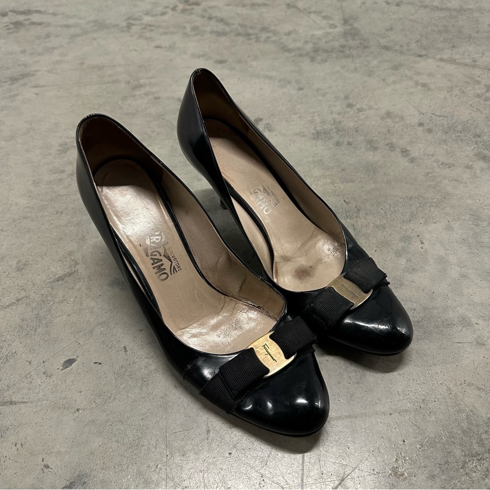 Salvatore Ferragamo Vara Bow Pump Black 11B